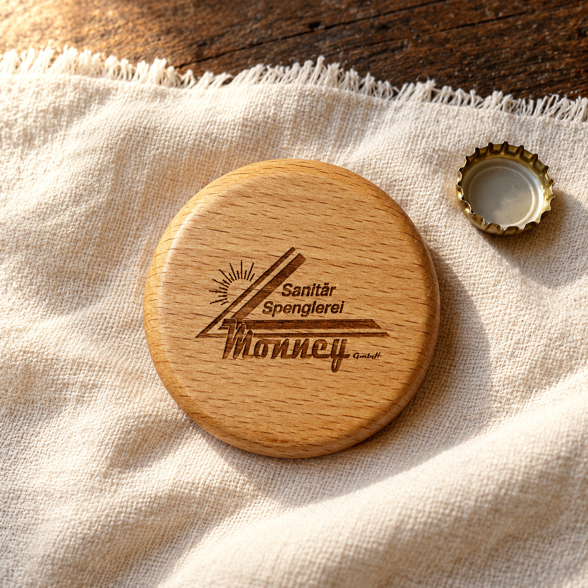 Flaschenöffner aus Buchenholz mit Logo-Gravur – Draufsicht