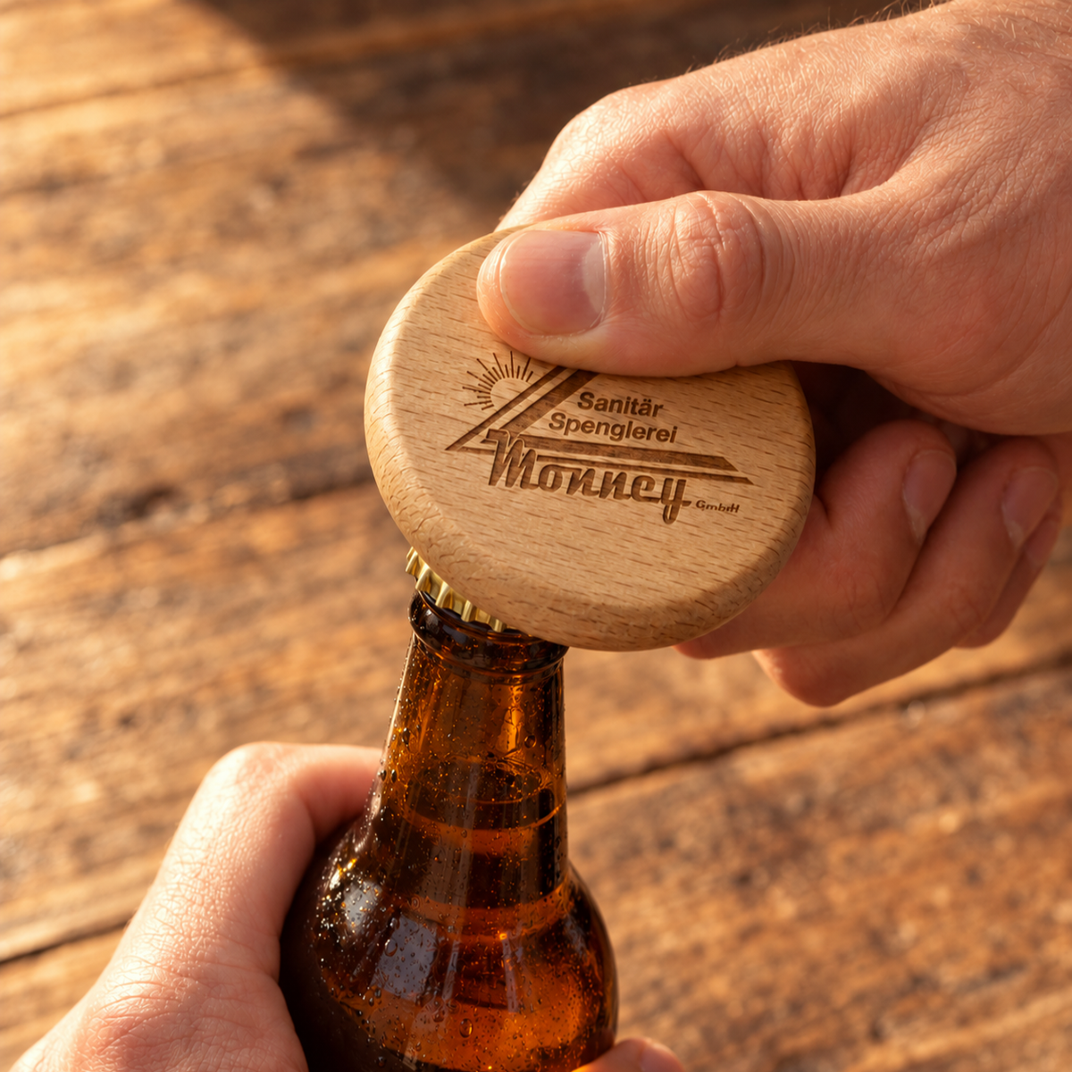 Buchenholz-Flaschenöffner mit Logo-Gravur beim Öffnen einer Flasche