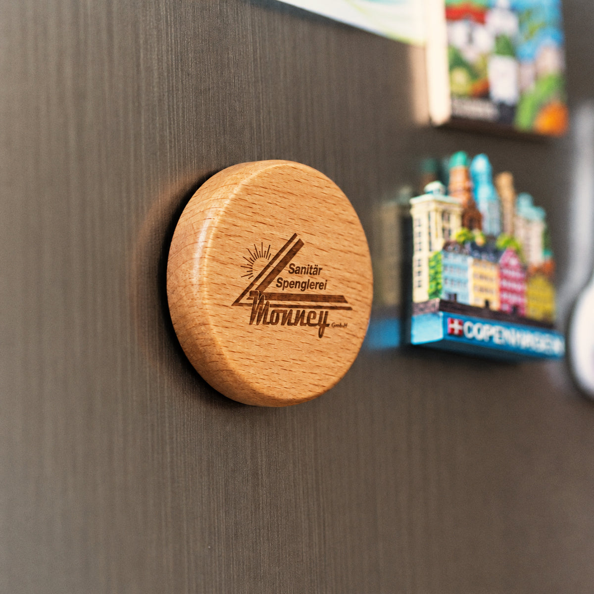 Buchenholz-Flaschenöffner mit Magnet am Kühlschrank